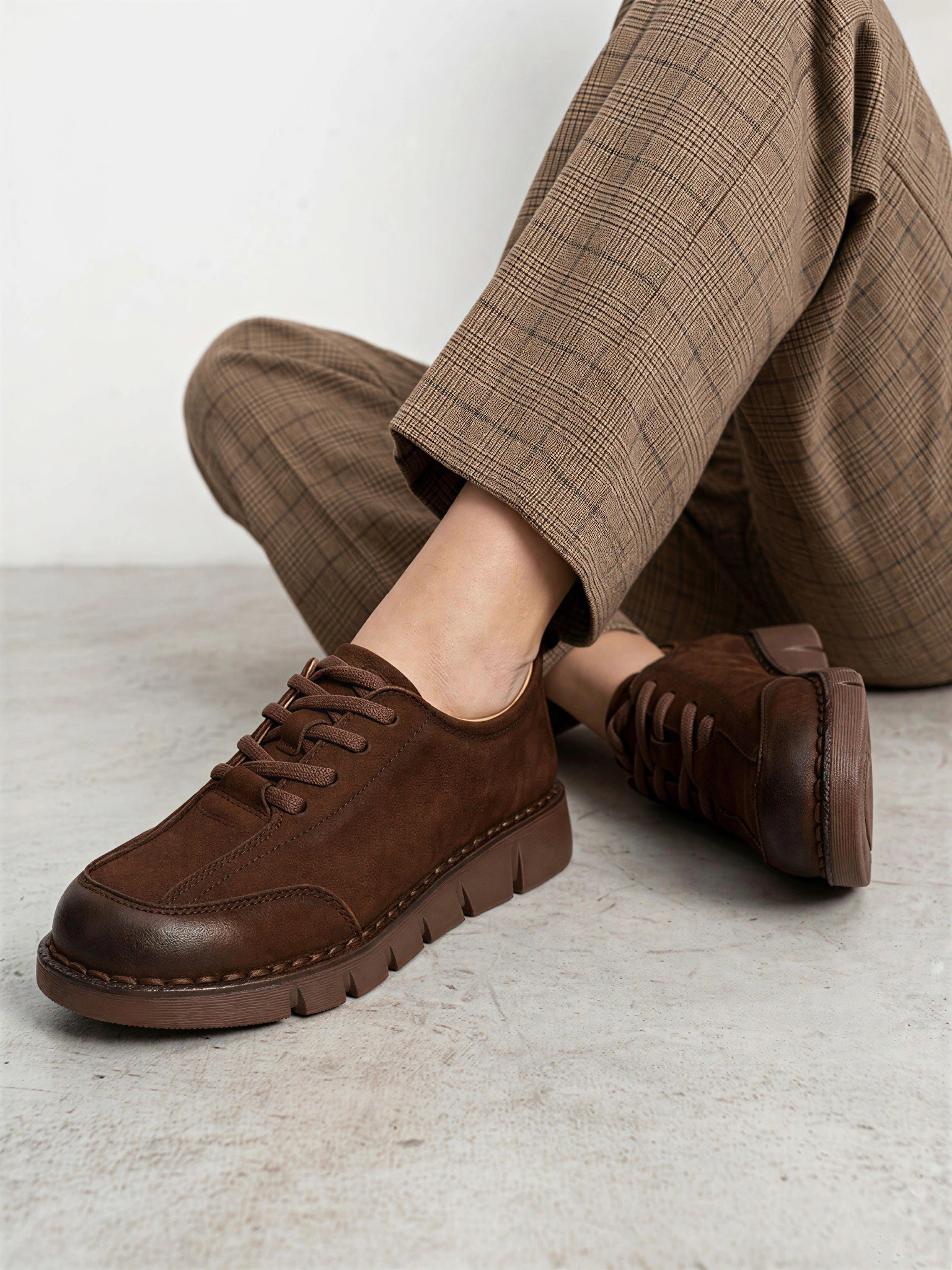 Туфли темно-коричневого цвета из натурального нубука на шнуровке